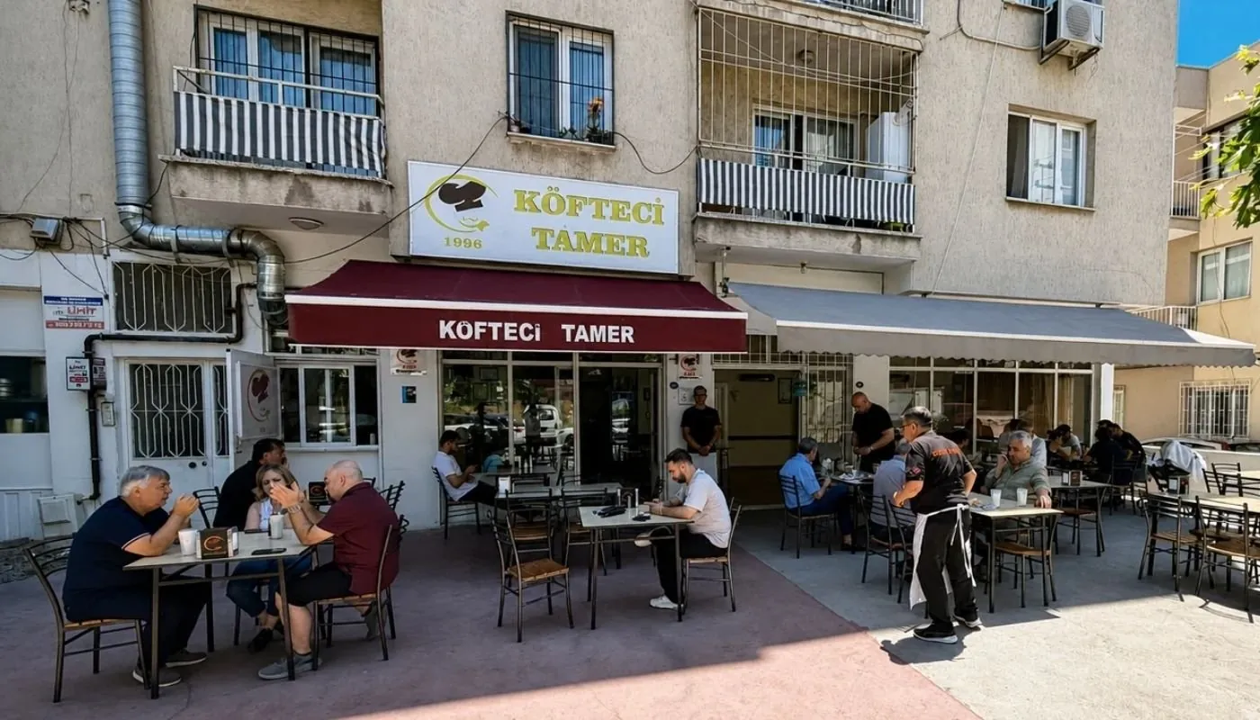 Köfteci Tamer'in Bornova'daki dükkânı ve dışarıdaki masalar