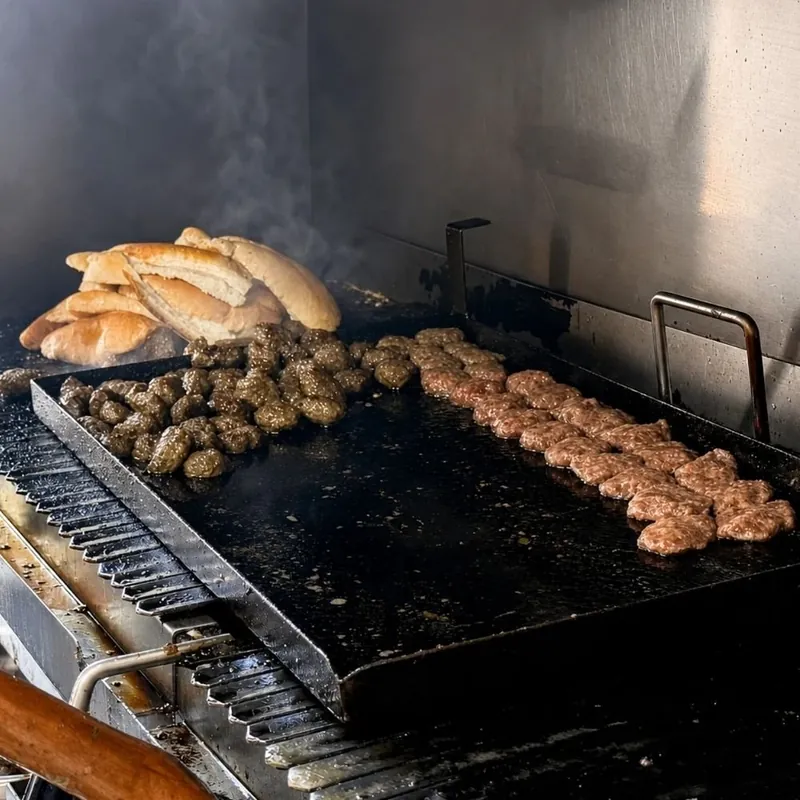 Kömür ateşinde pişen köfteler