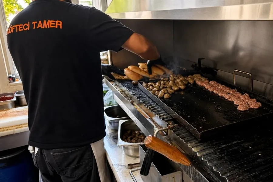 Köfteci Tamer ustası ızgara başında